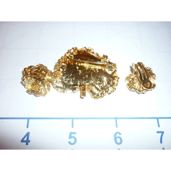 Vintage Gold Tone Textured Leaf Brooch and Clip On Earrings Jewelry Set - Picture 3 of 4